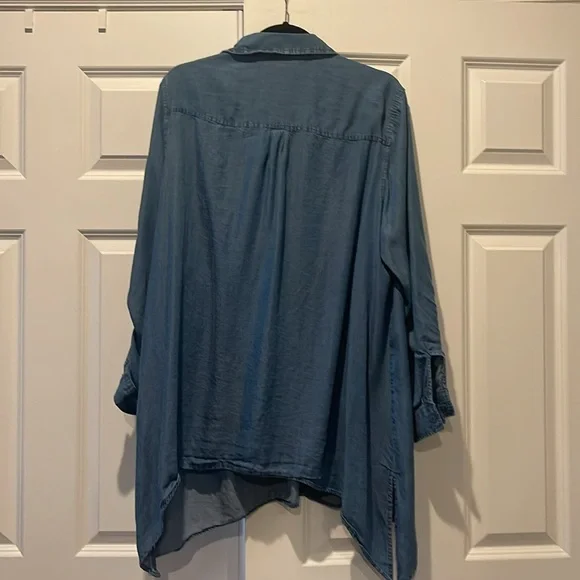 Shark bite, side slit, denim, lightweight shirt - Picture 4 of 4